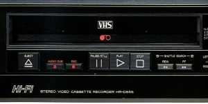 HR-D555 カタログより テープ挿入口と主要スイッチ