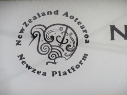 ロゴ　ニュージーランドプラットフォーム