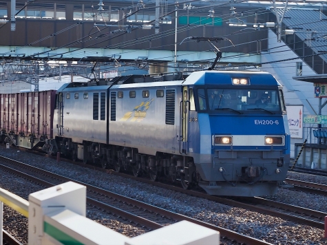 JR貨物 EH200-6電気機関車 牽引の貨物列車【馬橋駅】