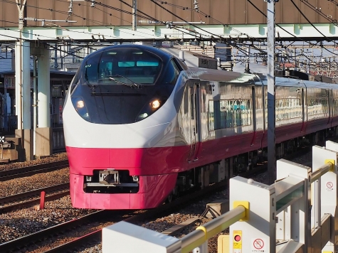 JR常磐線 E657系電車 フレッシュひたちリバイバルカラー（紅色）【馬橋駅】