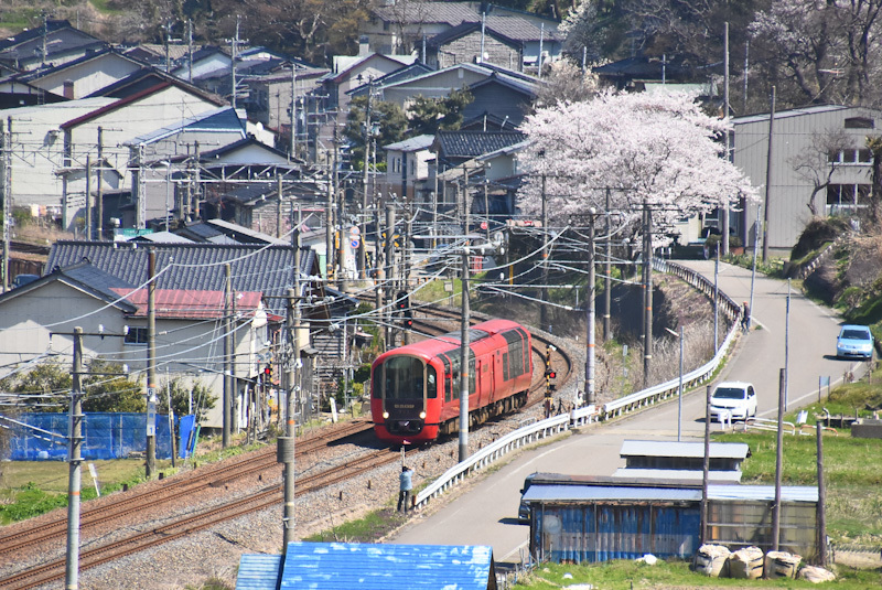 2023年4月2日撮影　日本海ひすいライン　ET122形1000番台　雪月花　桜の下