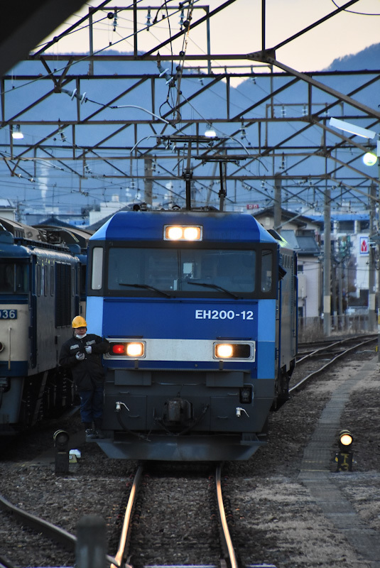 2023年2月18日撮影　南松本にて西線貨物6088ﾚ　EH200-12号機　機回し開始