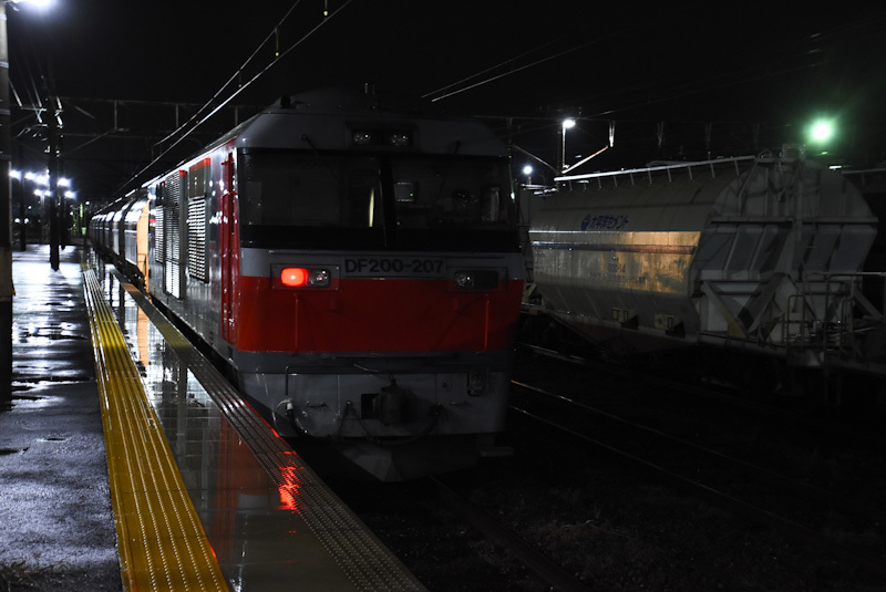 2025年12月25日撮影　富田駅にて　DF200-207号機　機回し　1