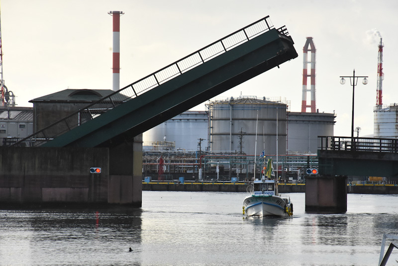 2022年12月26日撮影　臨港橋　　ボートか通過する