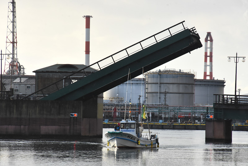 2022年12月26日撮影　臨港橋　ボートが通過して来る