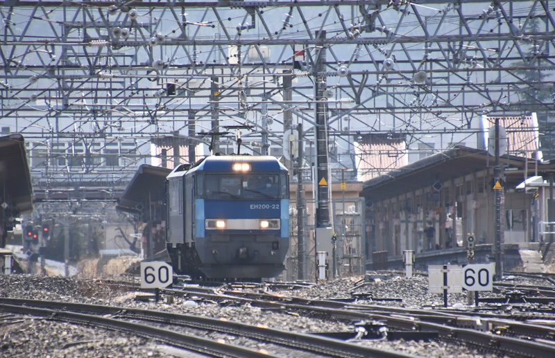 2023年3月12日撮影　東線貨物2083ﾚ　EH200-22号機　単機回送　塩尻駅3番線　通過