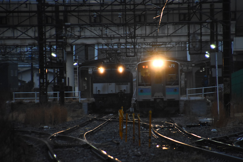 2023年3月18日撮影　篠ノ井線8087ﾚ　明科駅にて　E127系との並び