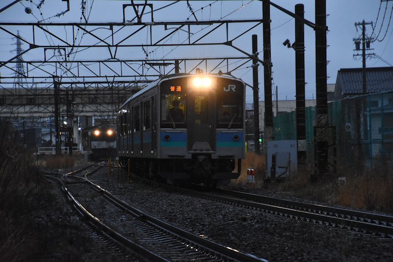 2023年3月18日撮影　篠ノ井線8087ﾚ　明科駅にて　E127系発車