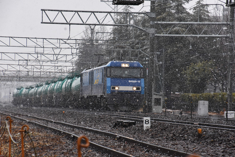 2023年3月18日撮影　南松本にて　東線貨物2080ﾚ　EH200-12号機　雪が降る中