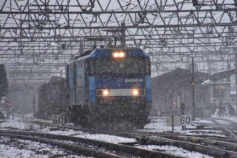 2023年3月18日撮影　塩尻駅にて　東線貨物2083ﾚ　EH200-8号機　雪が降る中