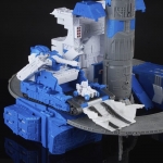 transformers-generations-selects-titan-class-guardian-robot-lunar-tread12.jpg