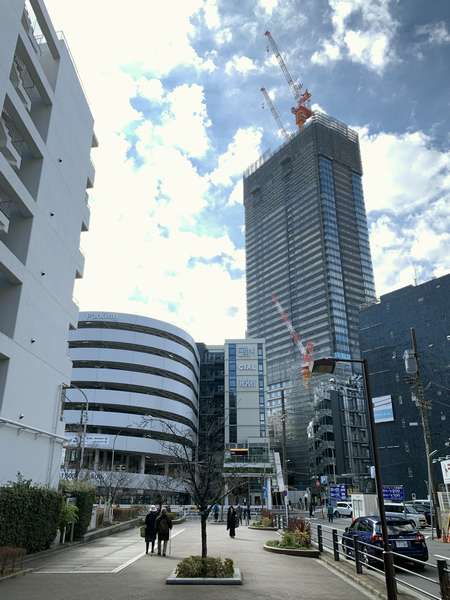 JR横浜タワー北隣のCIAL横浜ANNEX。JR東日本ホテルメッツ横浜やレストランがある。右奥のタワマンは相鉄と東急が共同で建設している“THE YOKOHAMA FRONT TOWER”。