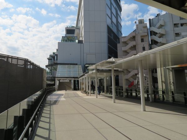 JR横浜タワーとの間にあるはまレールウォーク。東横線時代の橋桁を流用している。