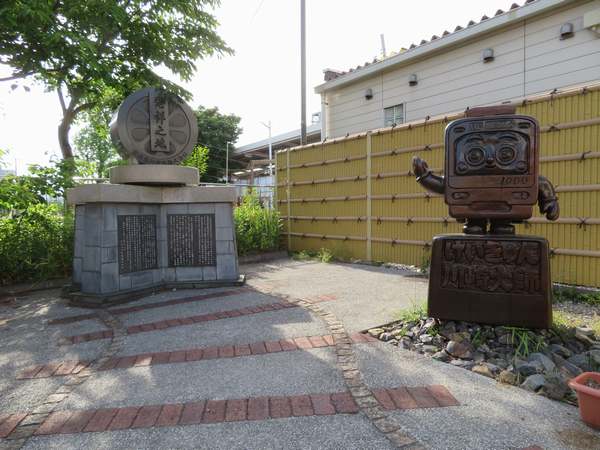 川崎大師駅前にある京浜急行電鉄発祥の地の記念碑と京急線キャラクター「けいきゅん」の石像
