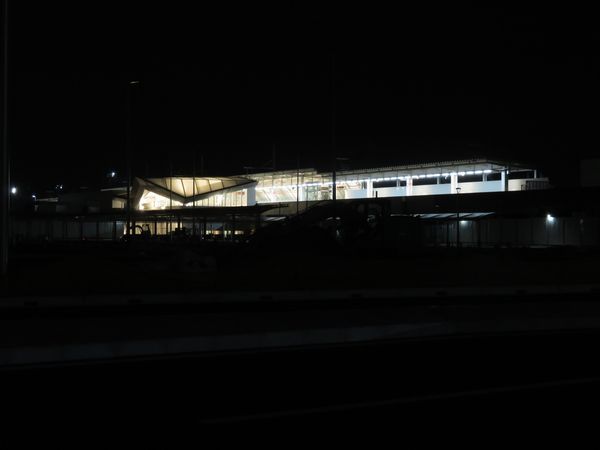 夜間も照明が点灯されるようになった幕張豊砂駅。幕屋根の駅舎から柔らかな光が漏れ出す。