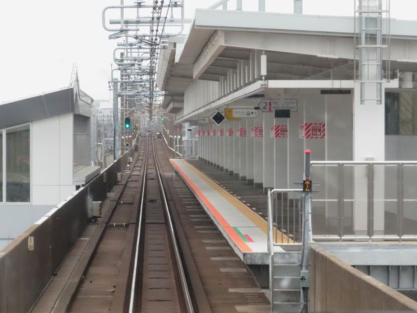 上り列車から見た幕張豊砂駅のホーム。方向を示す案内板は端が三角になっている。