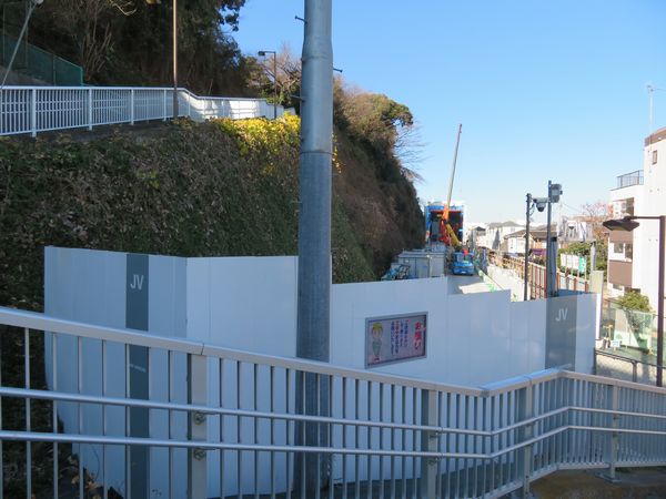 港の見える丘公園霧笛橋の崖下に設置中の坑外設備