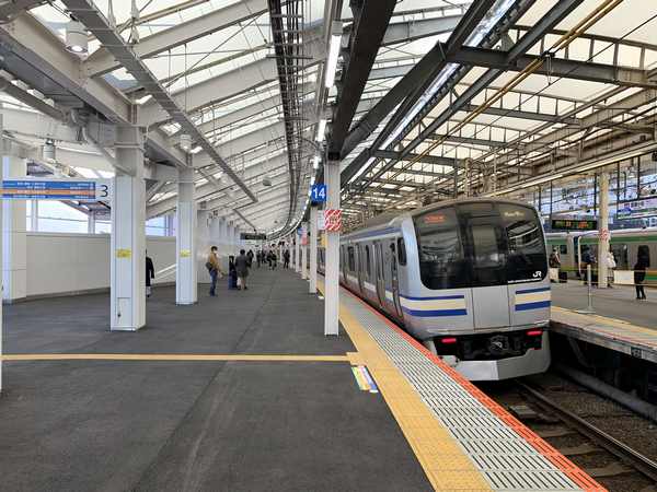 武蔵小杉駅新下りホームを発車するE217系