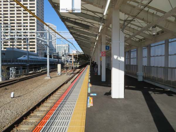 東京寄りの南武線連絡通路を避けたため、新ホームは横浜寄りにずれている。