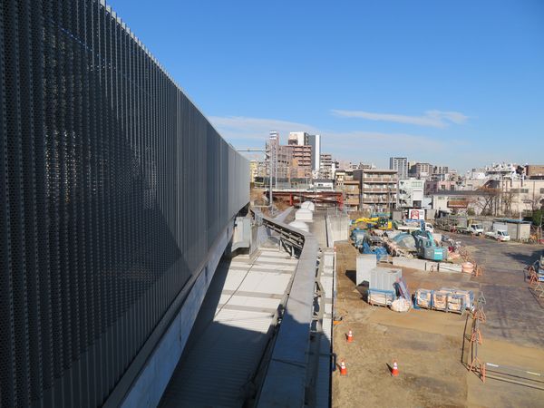 東京寄りのホーム端から見た新改札口予定地。新ホームの工事機材が撤去され、新改札建屋の建築準備が整った。