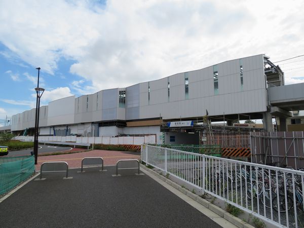 東口から見た愛宕駅。仮地上ホームの撤去が完了したことから、跡地を横断する東口（右手前）が新設された。