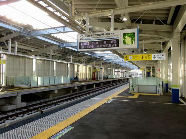 愛宕駅のホーム。近年高架化された駅の標準的なデザイン。