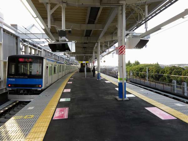 高架化された野田市駅。右側は今後下りホームが増設される。