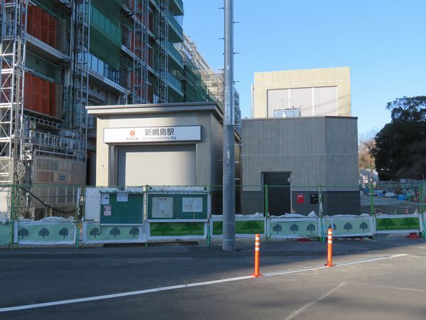 東急新横浜線新綱島駅南口。東横線綱島駅と至近であるため、同一駅として扱われる。