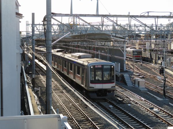 2022年3月に完成した奥沢駅上り通過線を走行する急行。新横浜線開業後はこれをフル活用し、急行の大幅なスピードアップが実現する。
