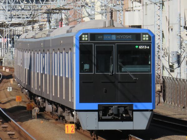 都営三田線8両化のため新造された6500形電車。この車体外側に相鉄直通の準備と思われる構造が複数見られる。