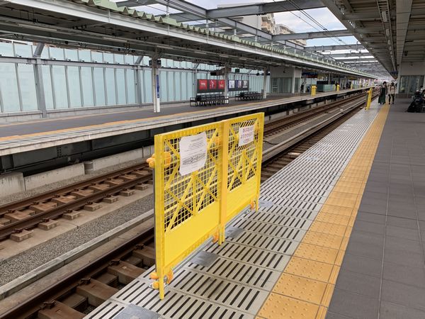 星川駅の8両連結面停止位置に設置された仮設転落防止柵。床面に点々と貼られているテープはホームドアの準備。