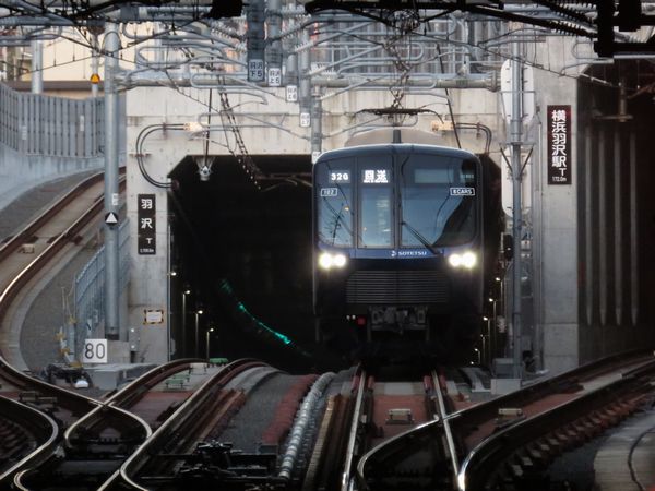 新横浜駅から羽沢トンネルを抜けて羽沢横浜国大駅に到着する相鉄21000系
