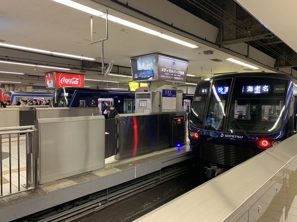 相鉄線横浜駅。手前に停車中の20000系は東急東横線への直通に使用される。