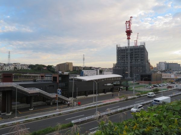 羽沢横浜国大駅の横ではタワマンの建設が進む。