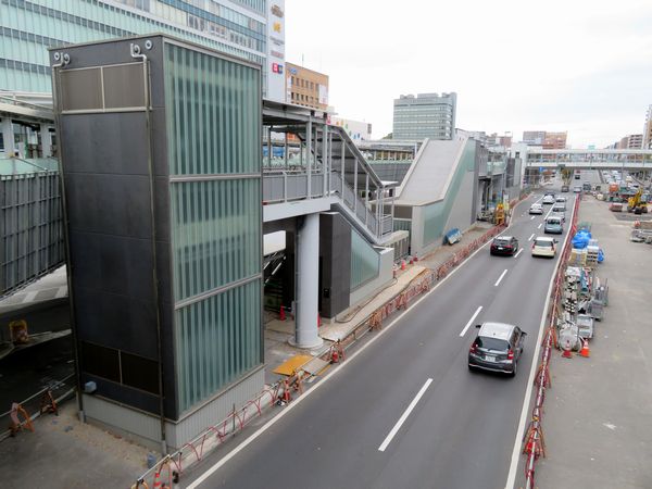 環状2号線沿いに完成した相鉄・東急新横浜線5番出入口。手前からエレベーター塔、階段、エスカレーター（地表は通過）、換気塔。