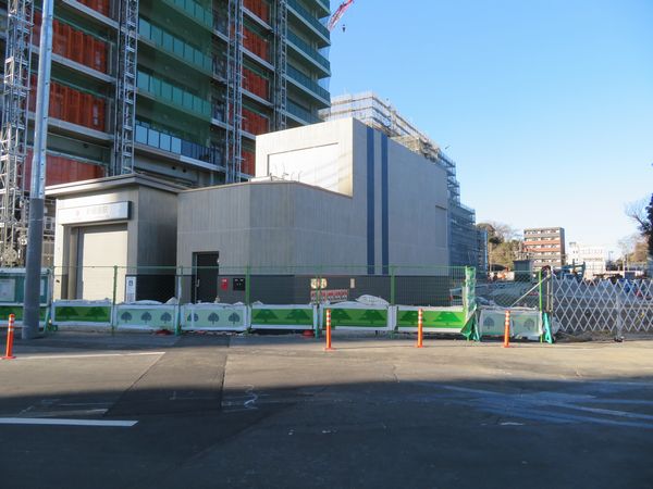 新綱島駅新横浜寄りにある南口。右奥に小さく見えるのがエレベーター単独の出入口。