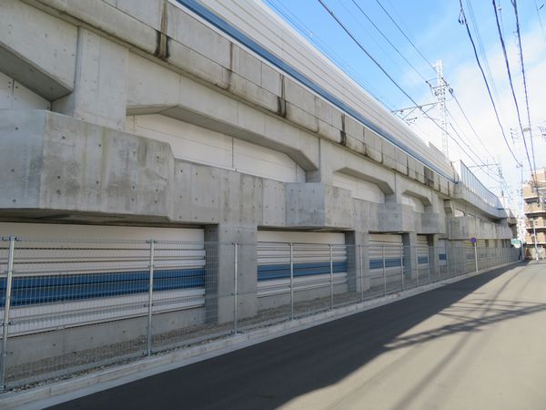 高架橋の改造が完了した日吉駅手前の区間。新横浜線は下半分の防音壁で密閉された空間内を走行する。