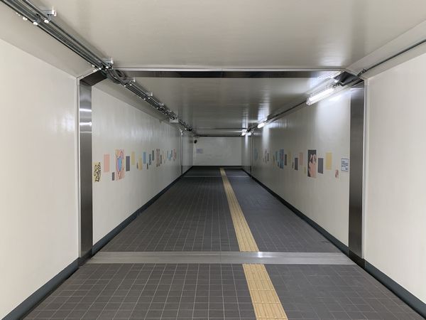 地下道の内部には地元中学生による壁画も描かれた。