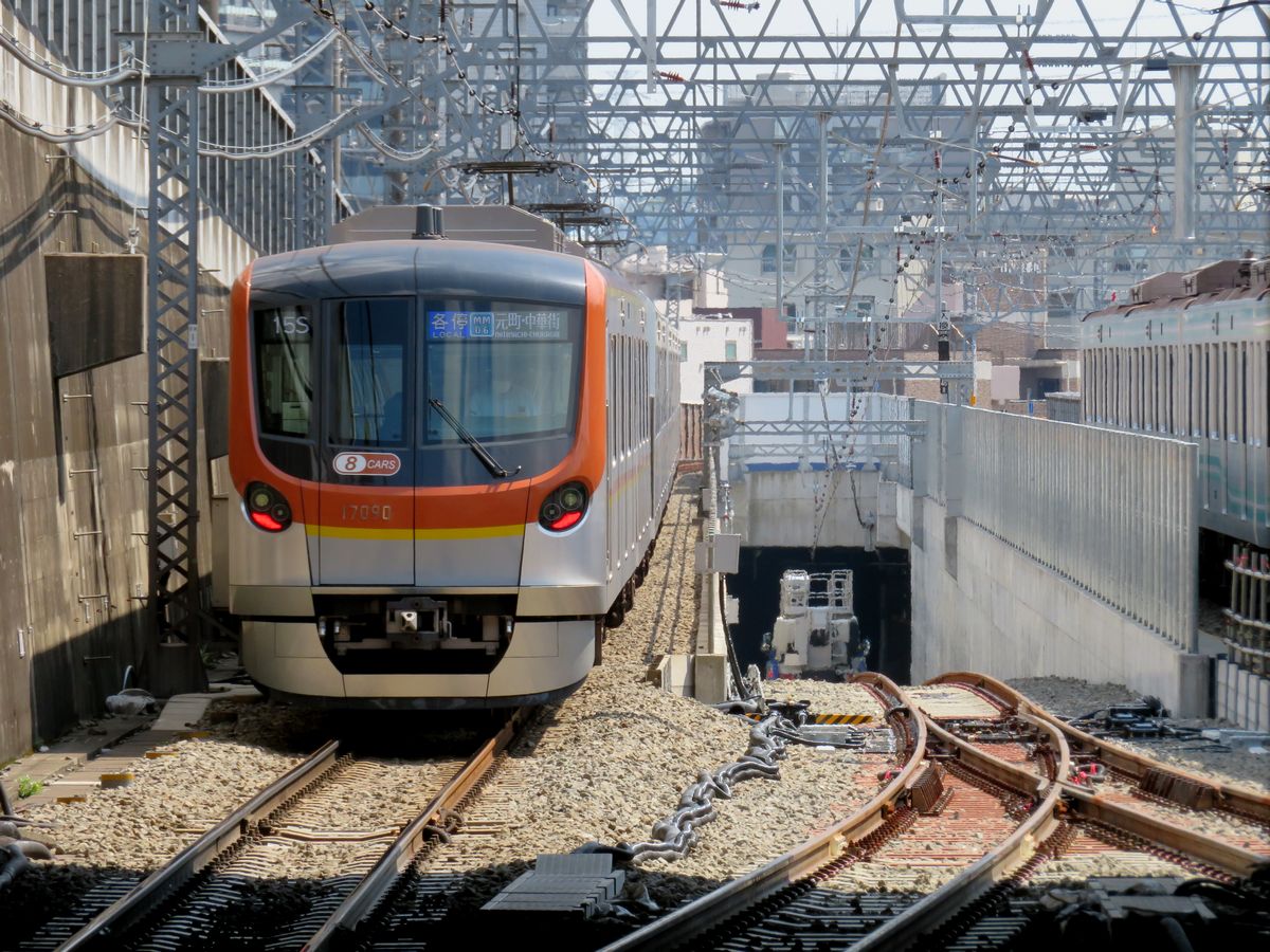 日吉駅端から東横線横浜方面と新横浜線新横浜方面の分岐部分を見る。