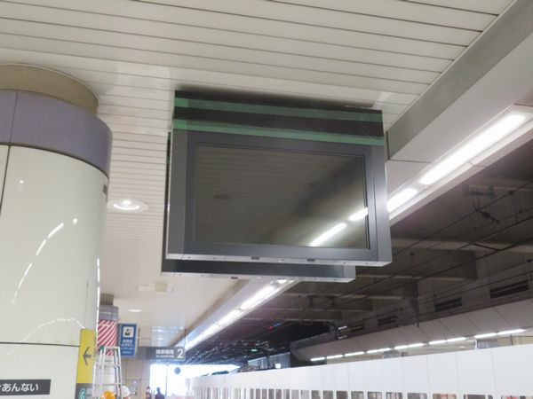 日吉駅2番線に新設された大型発車案内モニター。