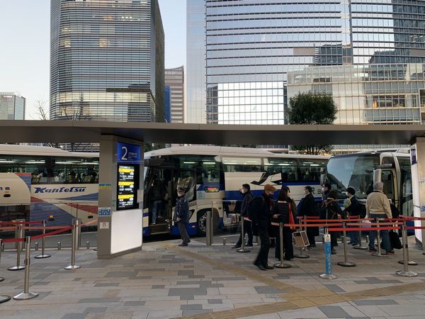 東京駅八重洲口から発着する高速バス「つくば号」。つくばエクスプレス開業前は最短10分間隔、全長18mの2階建てバスまで投入されるほど混雑していたが、現在は通常の観光バス仕様車両で30分に1本の運行となっている。