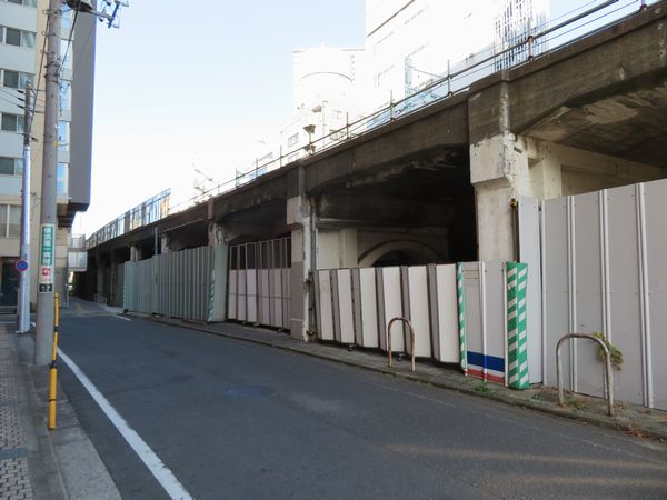 旧高島町駅の高架橋。高架下がアーチになっている部分に改札口があった。