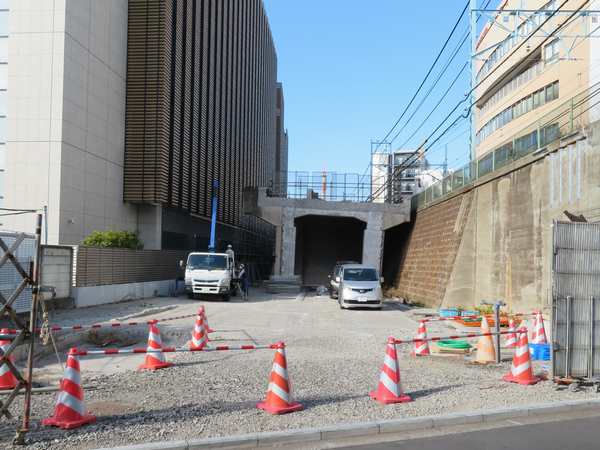 同じ場所から横浜駅方向の高架橋解体作業を見る。目で見てわかるほど高架橋が傾いてしまっている。