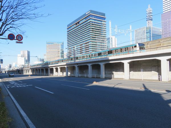そこから桜木町駅までは国道の上に高架橋が張り出している。高架下の壁は一時期落書きが問題となっていた。