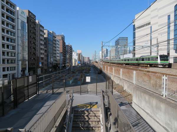 紅葉坂交差点の橋から横浜方面を見る。この先を歩ける日は来るのだろうか？